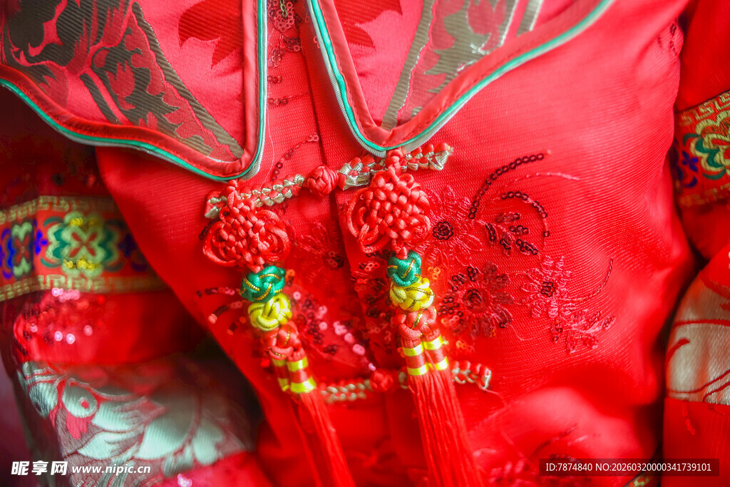 中式红装精美绣花装饰