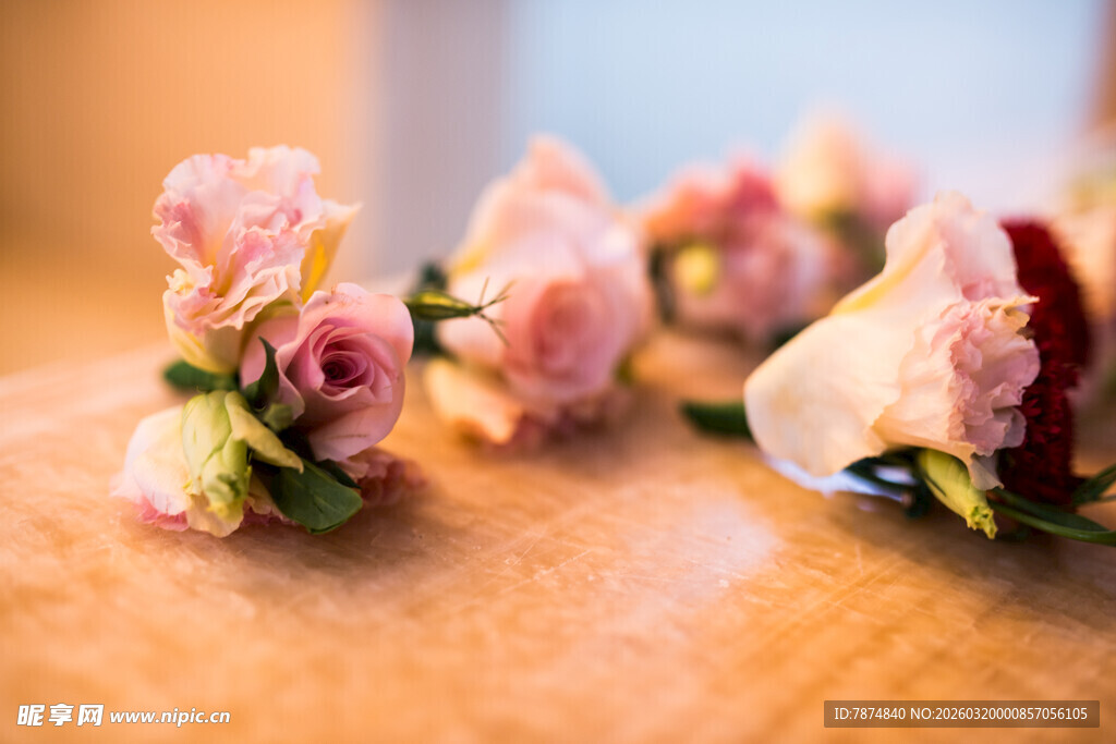 精致粉色花卉饰品