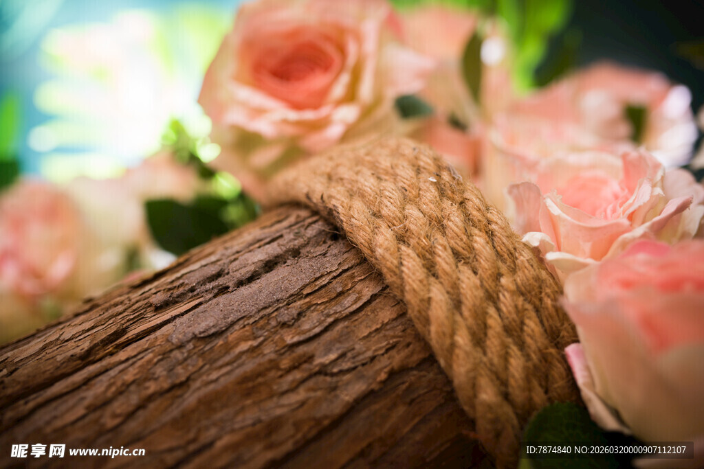 玫瑰缠绕原木的浪漫景致