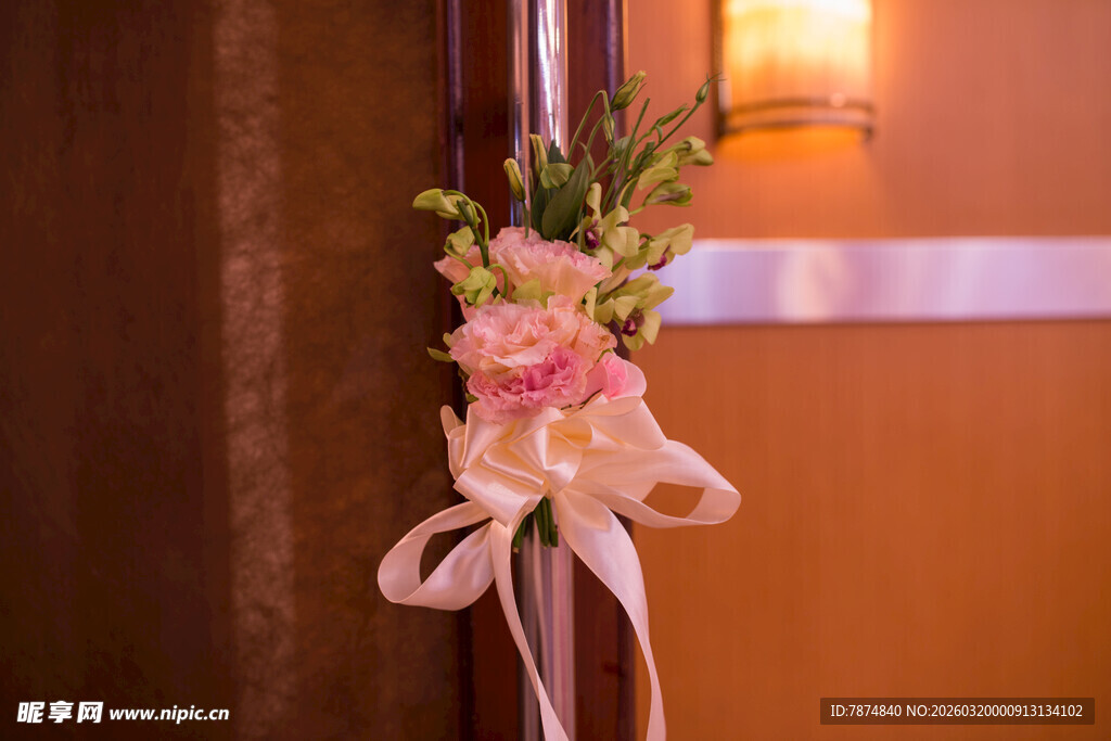门饰粉色花束婚礼装饰