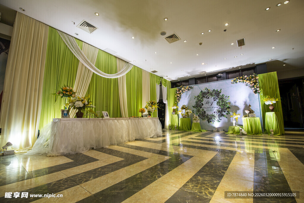 清新绿白主题婚礼场地布置