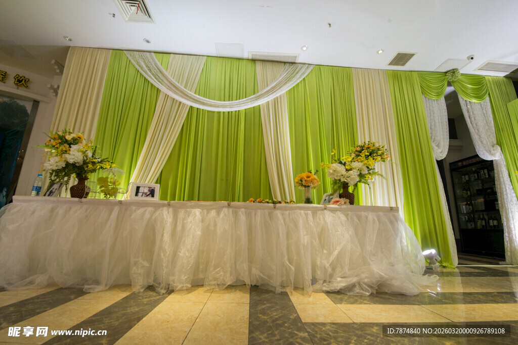 绿色系婚礼签到台布置