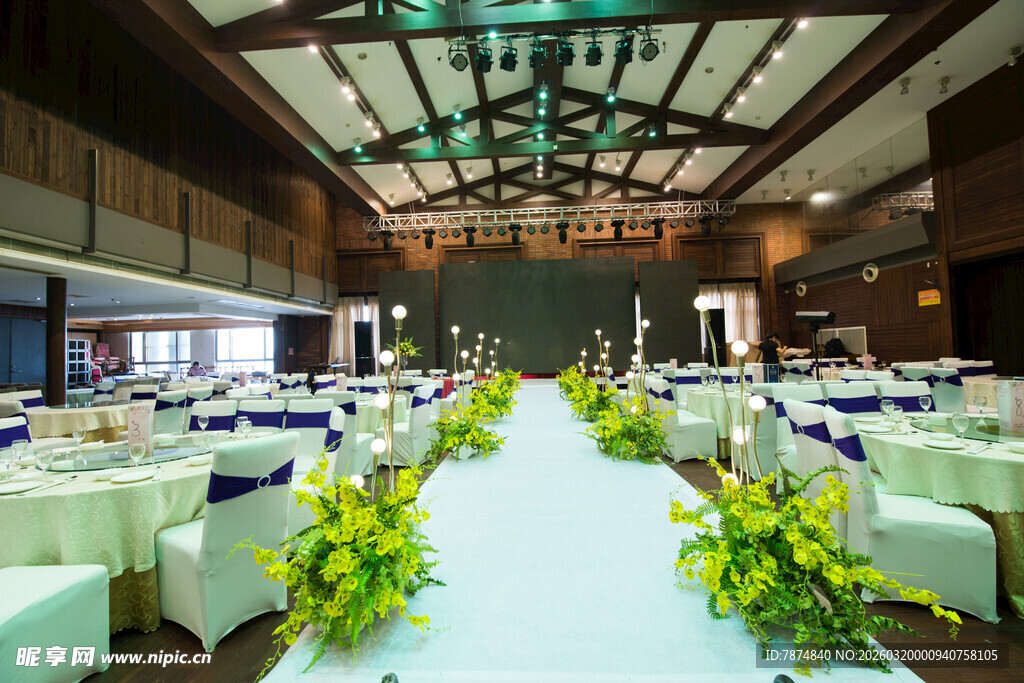 优雅宴会厅婚礼布置场景