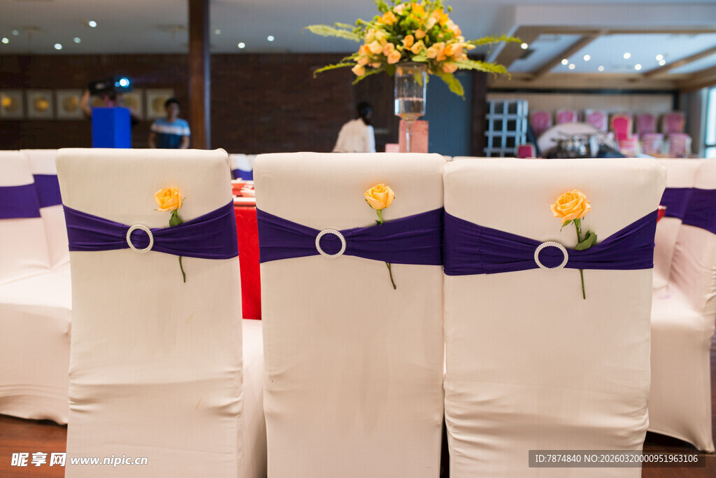 紫色装饰的宴会椅布置