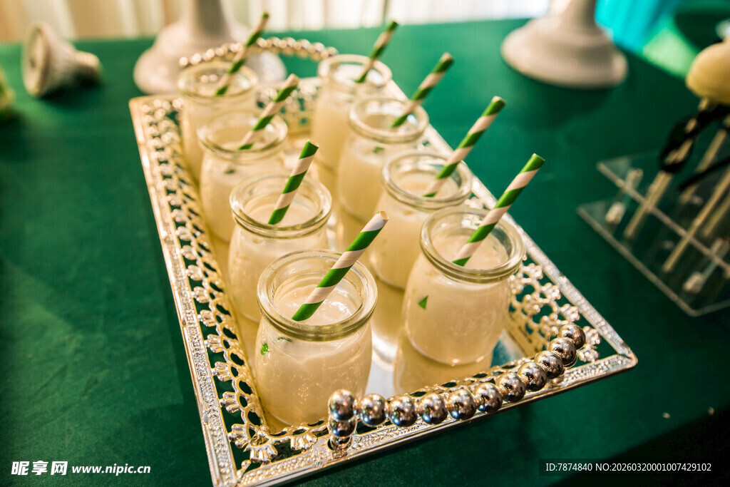 精致饮品杯陈列着
