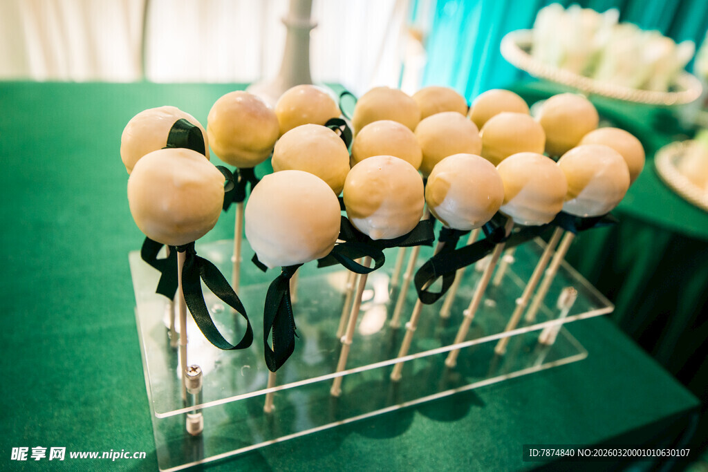 精致棒棒糖造型甜点展示