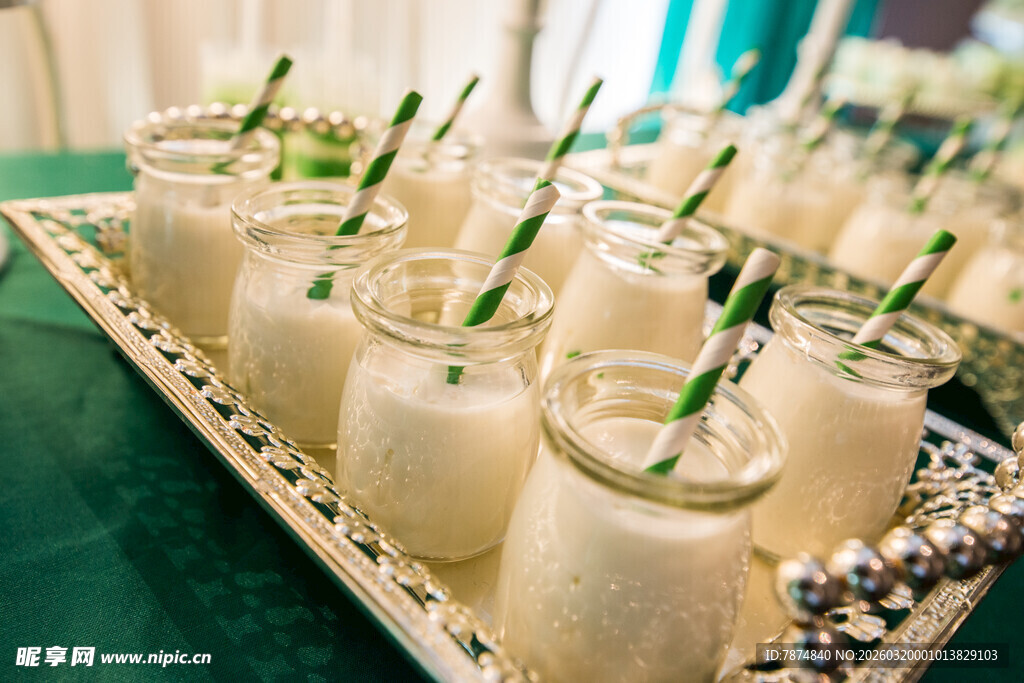 精致奶昔饮品整齐排列