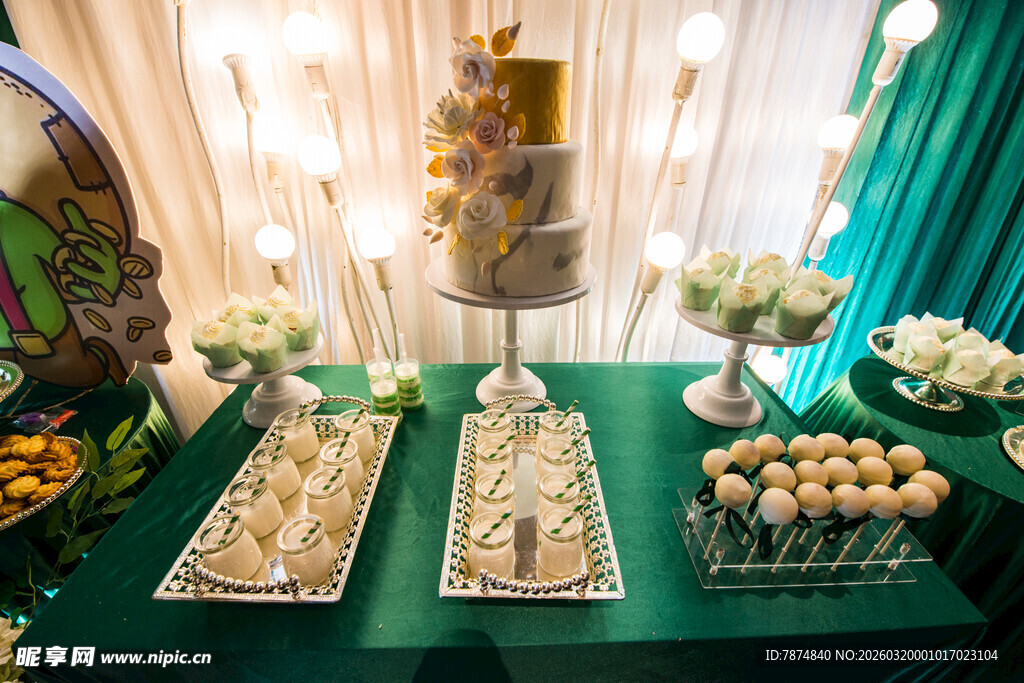 精致甜品台展示多样美食