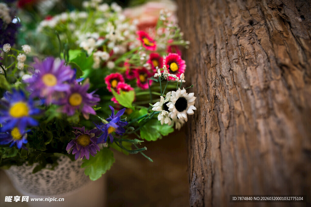 木桌上的多彩鲜花组合