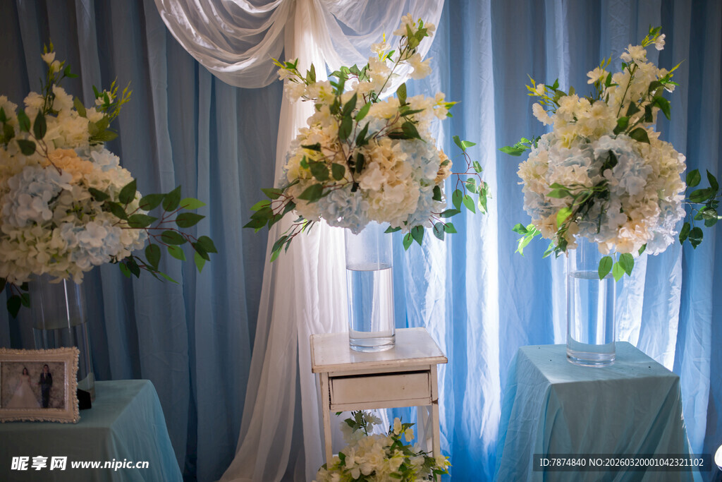 蓝白系优雅婚礼花艺布置