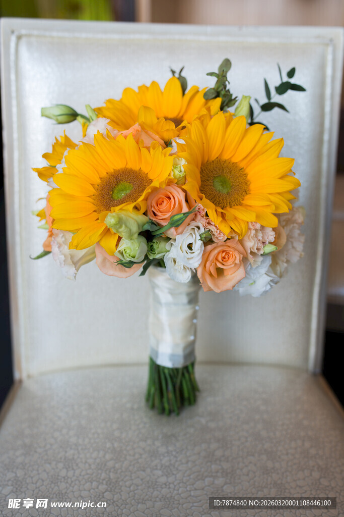 黄色向日葵新娘手捧花