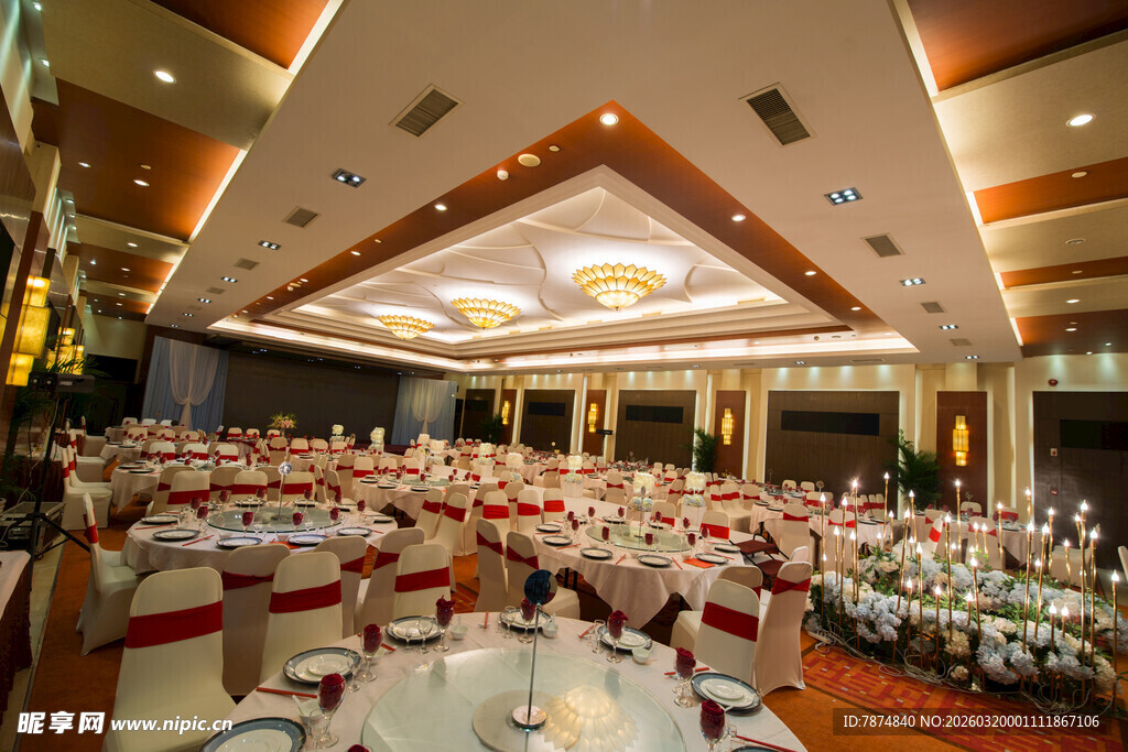 豪华宴会大厅布置精美