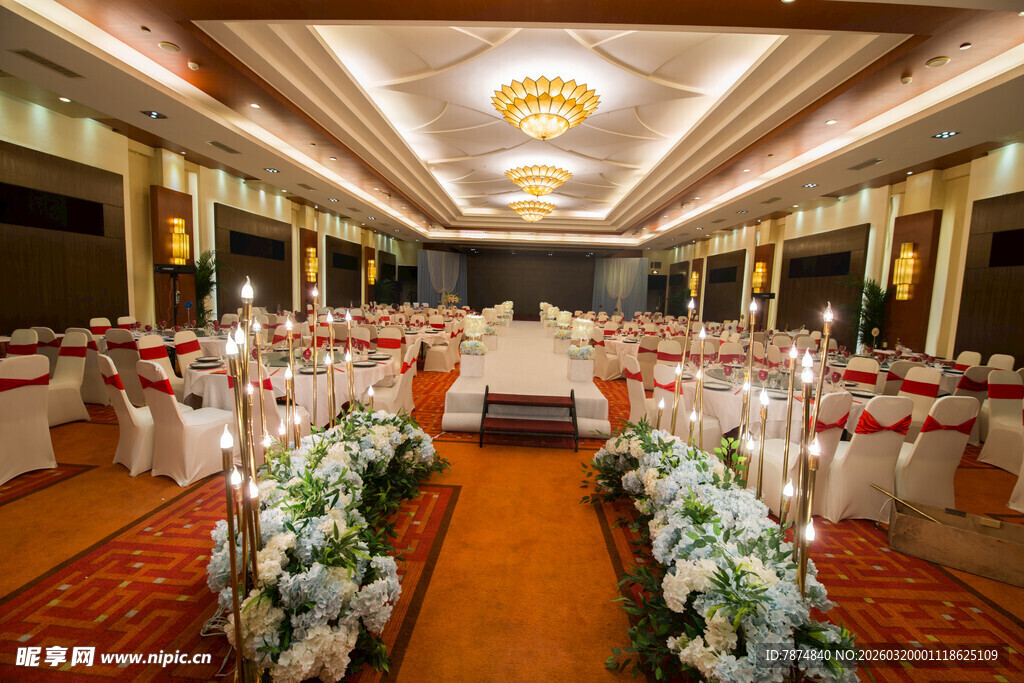豪华婚礼宴会厅布置精美