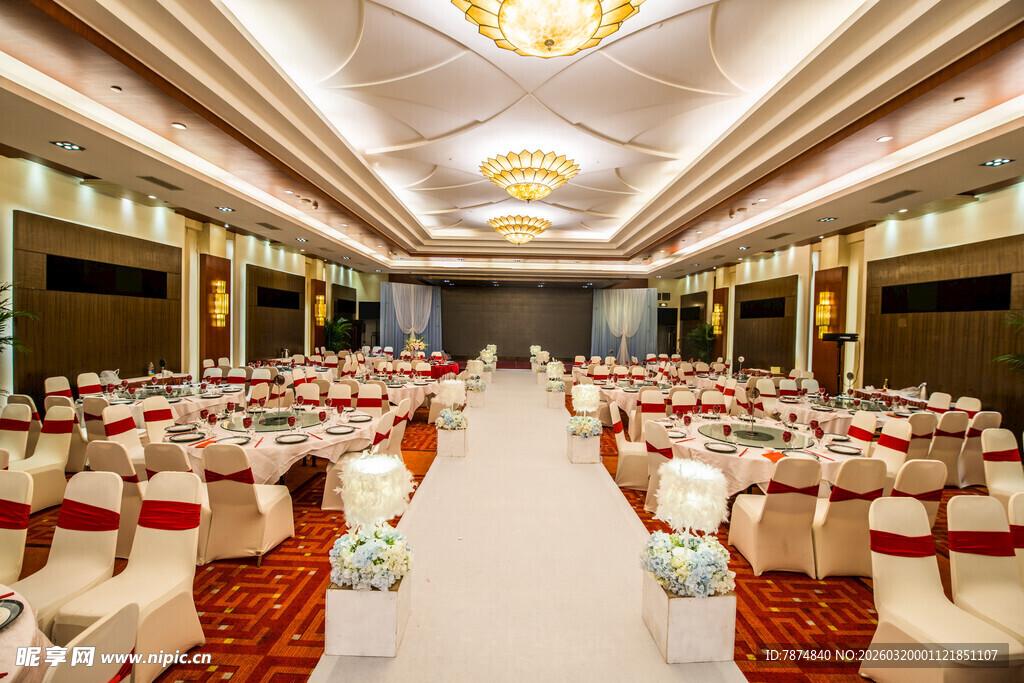 豪华宴会大厅布置精美