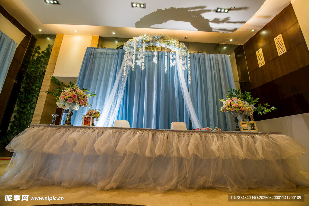 浪漫婚礼舞台布置场景