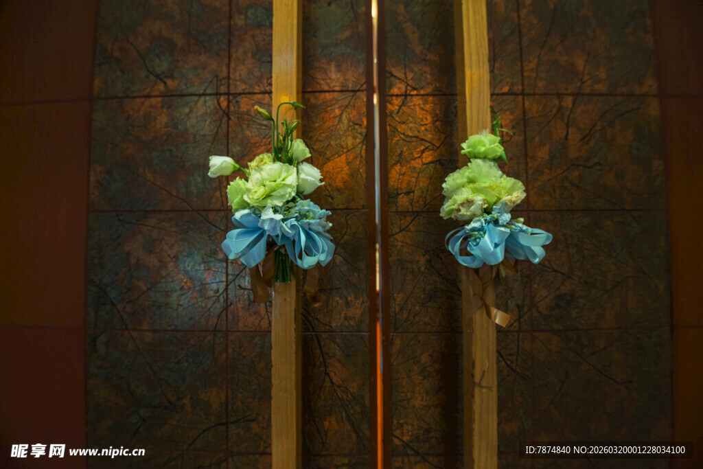 中式木门上的精致彩色挂饰