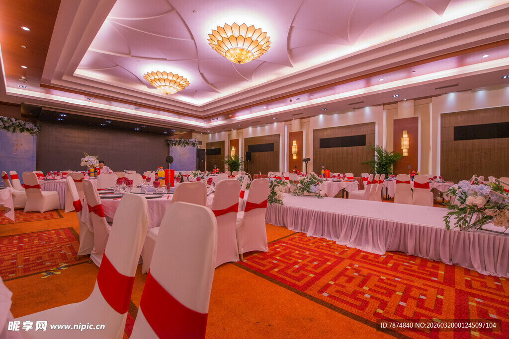 豪华宴会厅布置精美