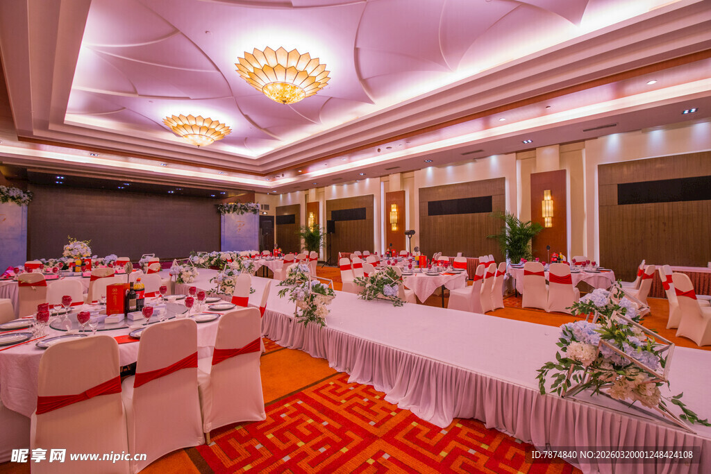 豪华宴会大厅布置精美