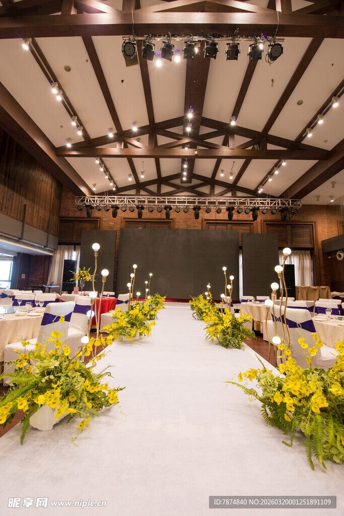 浪漫室内婚礼仪式场地布置