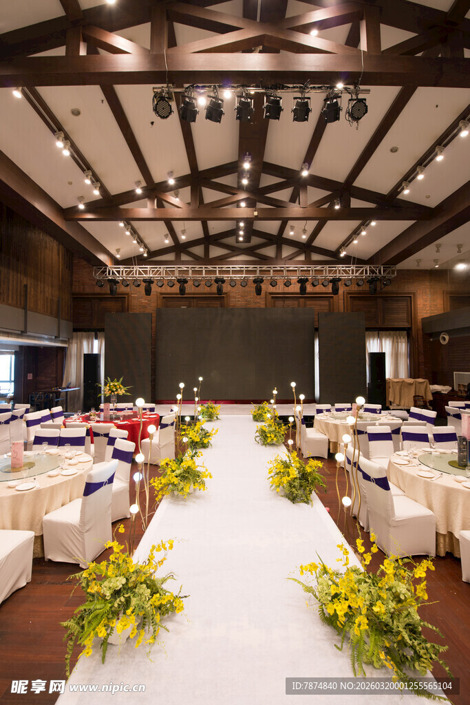 优雅室内婚礼场地布置