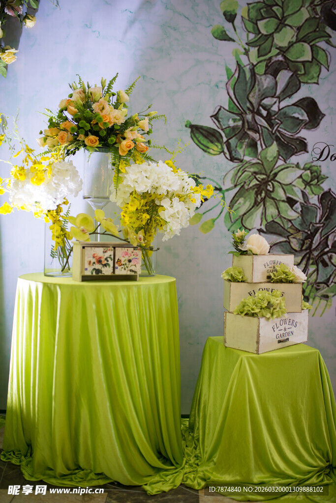 绿色桌布上的精美花卉布置