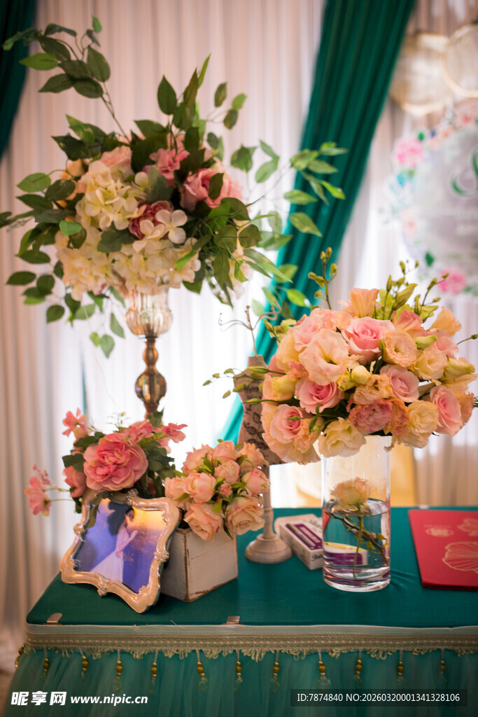 浪漫花卉装饰婚礼桌面布置