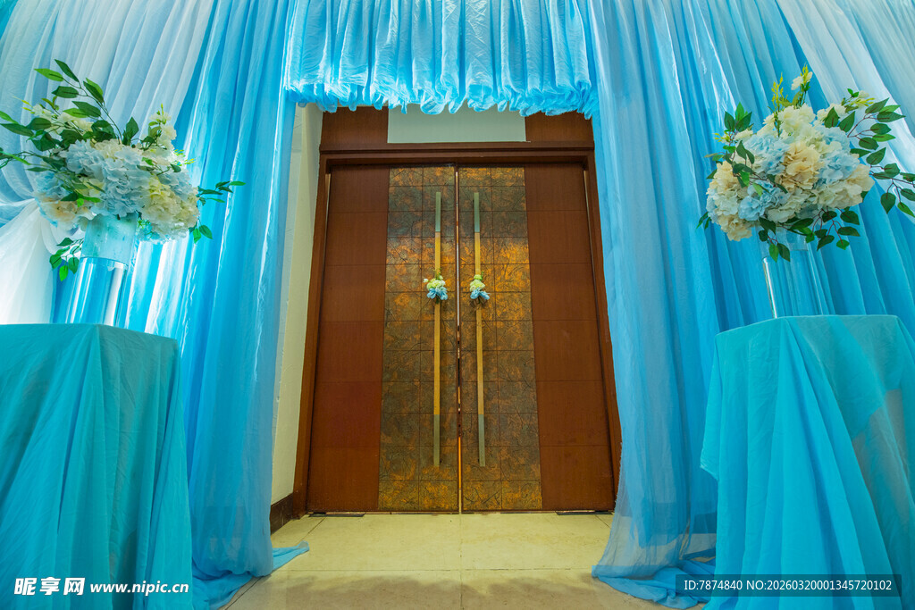 蓝色系婚礼门庭布置