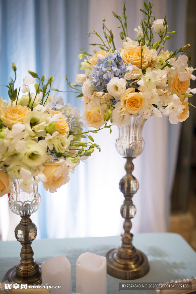 优雅花卉装饰的精致花瓶