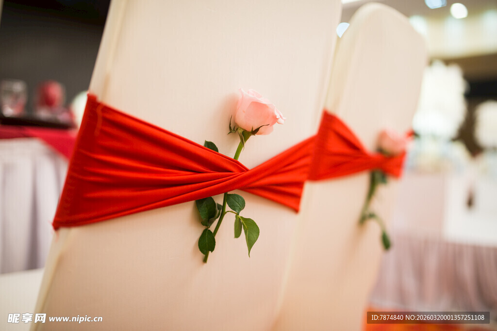 红绸玫瑰装饰的婚礼座椅