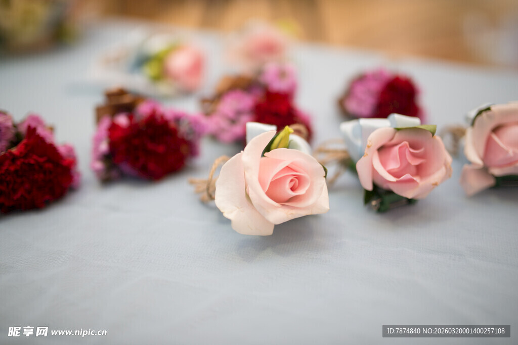 多彩仿真玫瑰花饰品展示