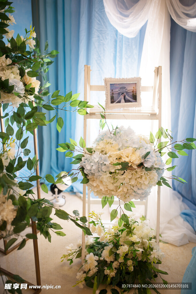 浪漫蓝白色系婚礼布置场景