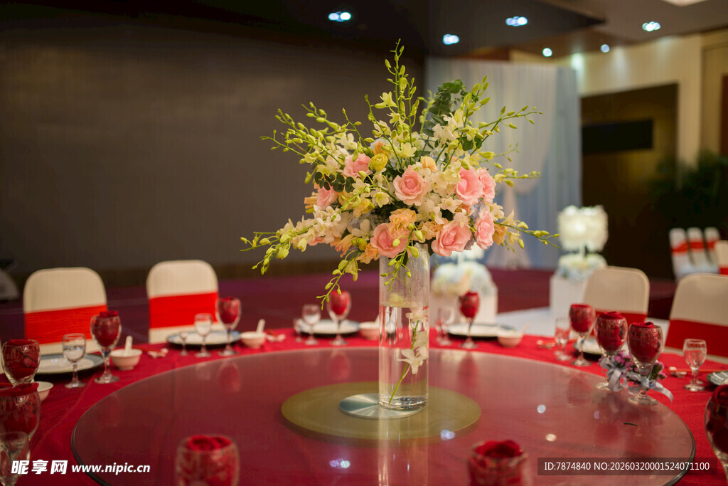华丽圆桌花卉宴会布置