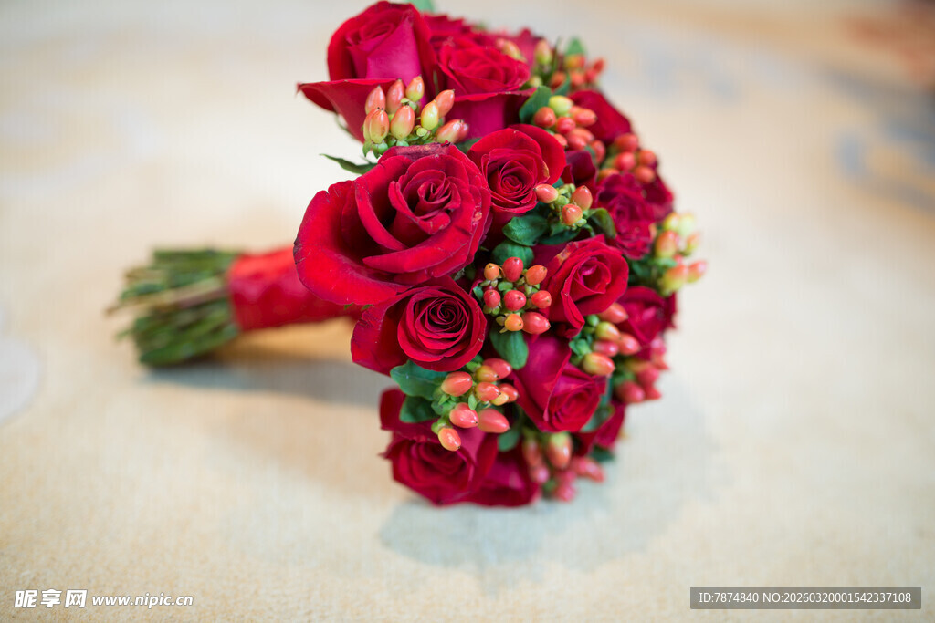 红色浪漫新娘手捧玫瑰花束