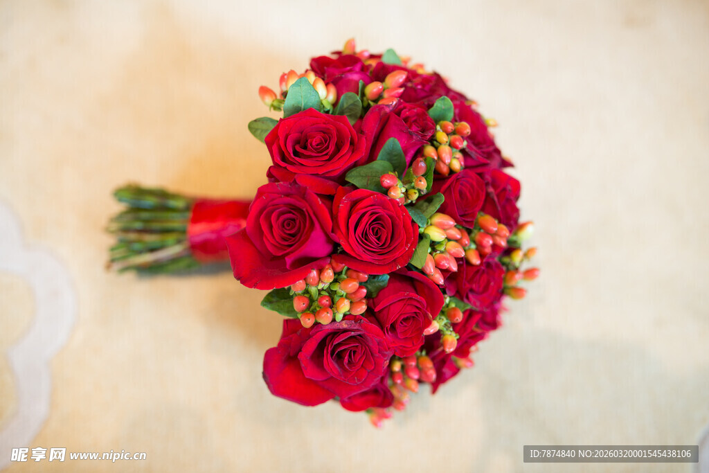 红玫瑰手捧花 精致浪漫