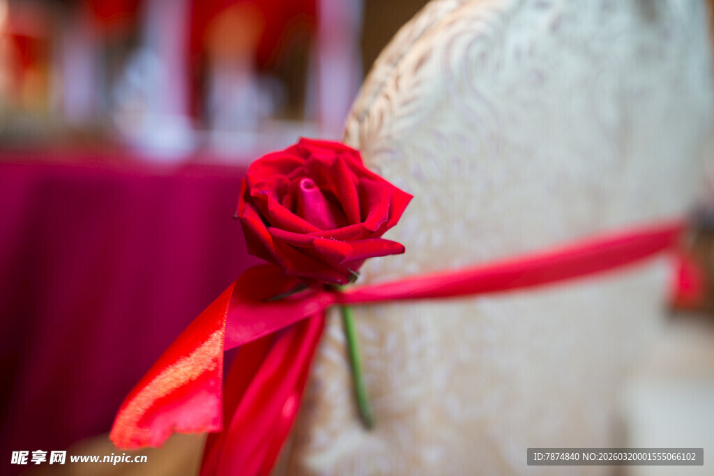 红玫瑰配丝带装饰物件