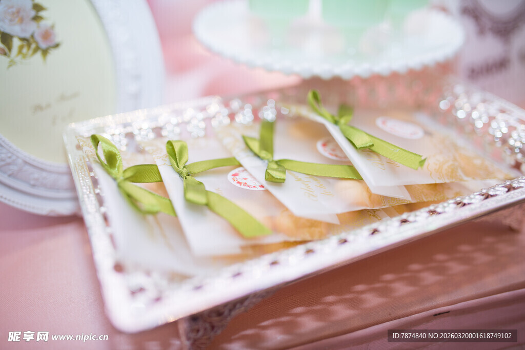 精致摆盘的清爽凉拌菜