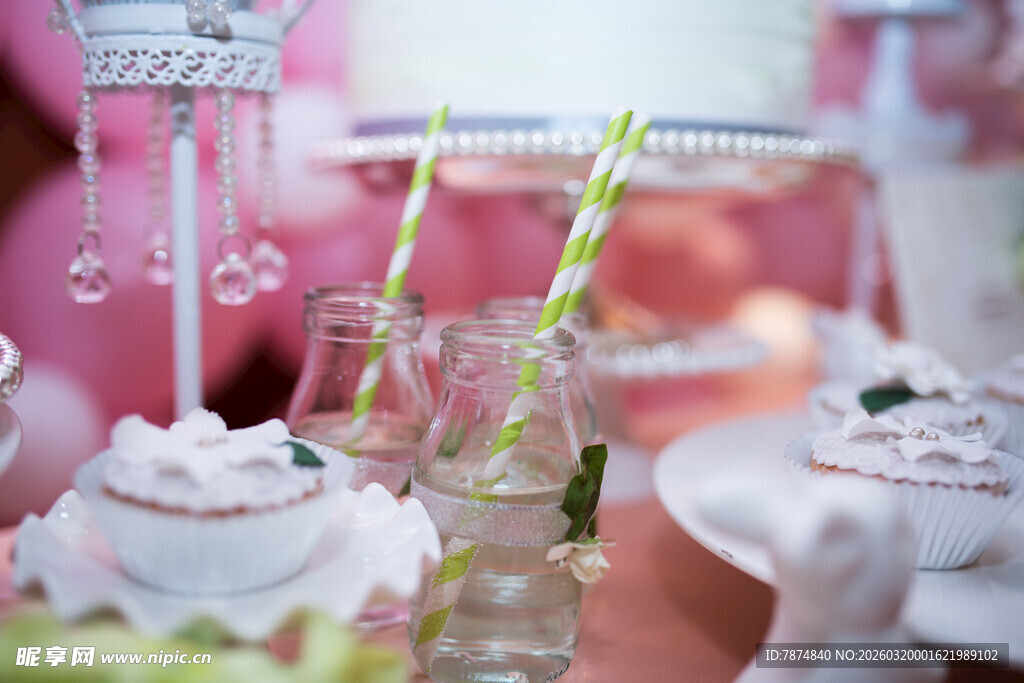 粉色系精致甜品派对布置