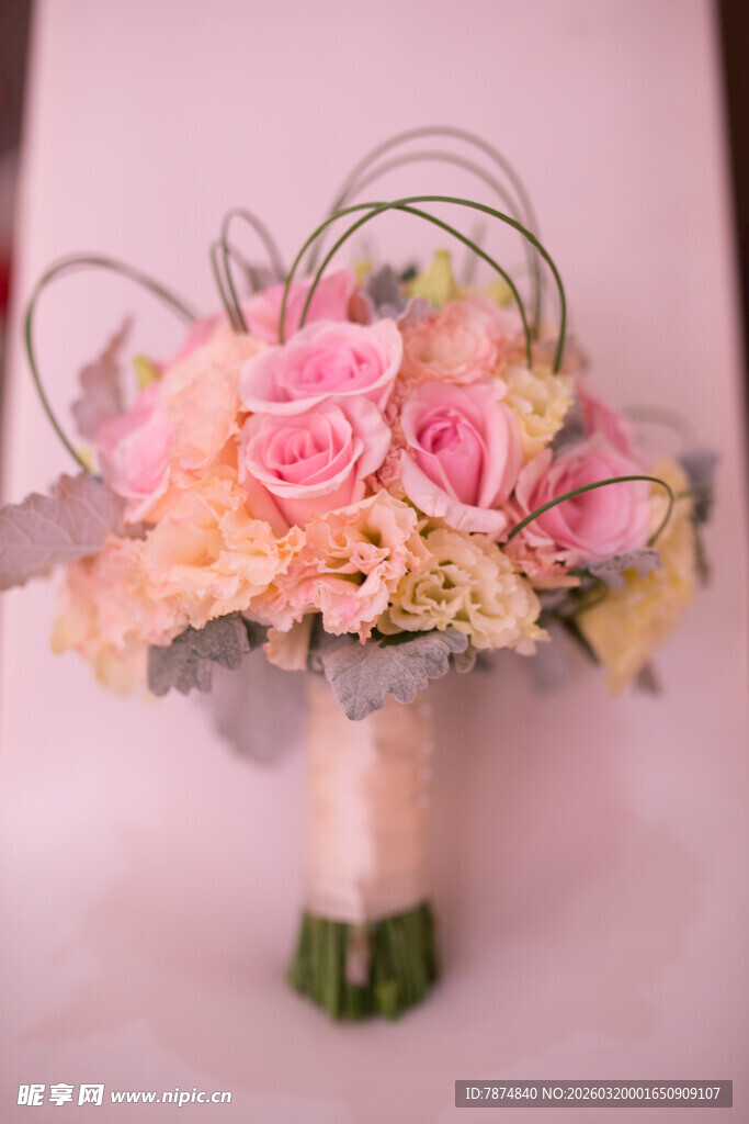 浪漫粉色系精美手捧花