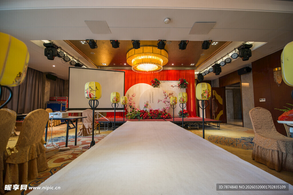 中式餐厅内的宽敞用餐空间