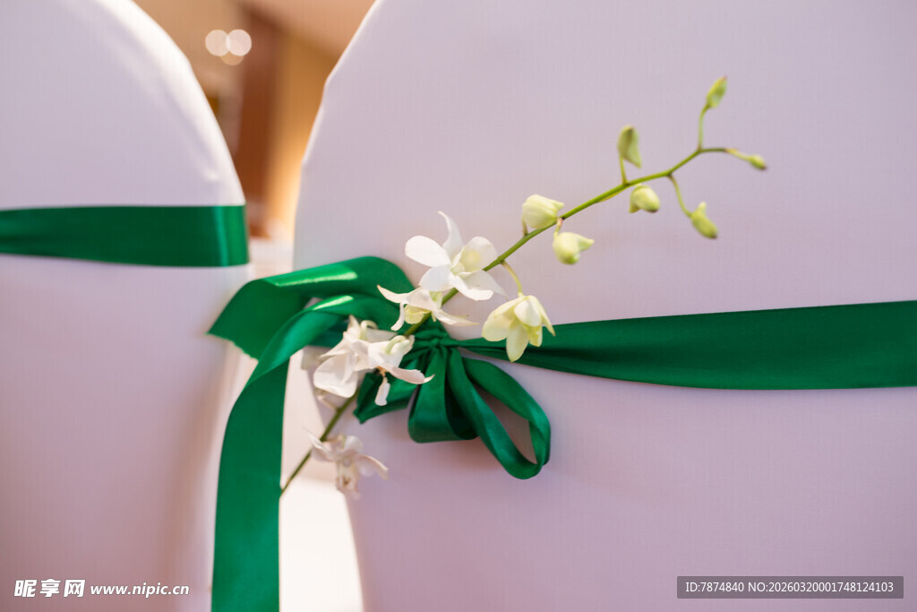 绿丝带装饰的雅致花束