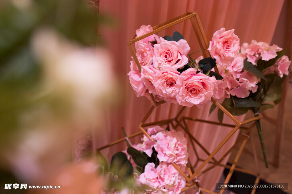 粉色玫瑰装饰花架