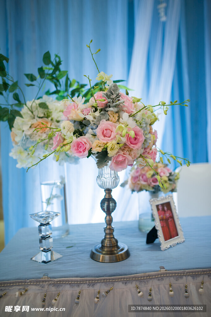 浪漫花卉装饰的优雅桌景