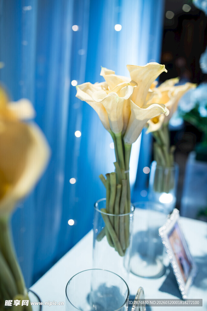 优雅桌花装点浪漫氛围