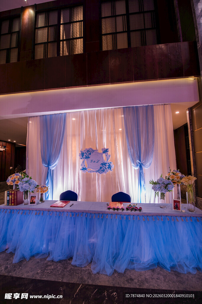 梦幻蓝色系婚礼布置场景