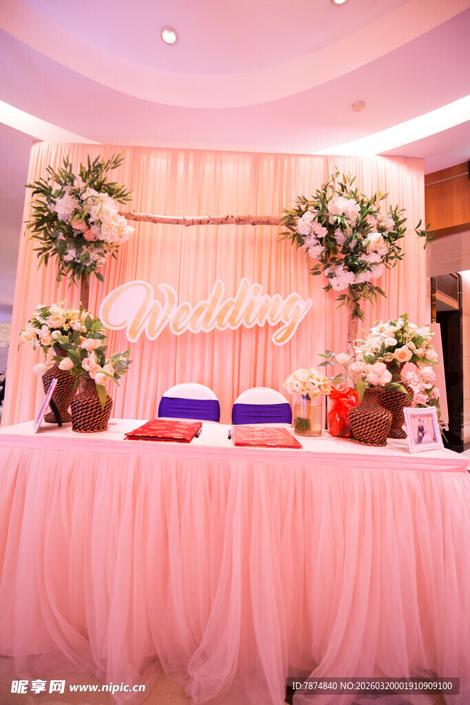 粉色浪漫婚礼签到台布置