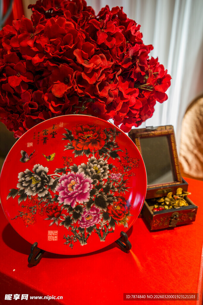 中式红盘配繁花摆件