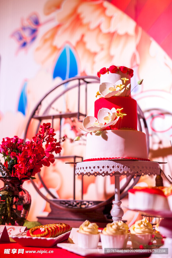 精致多层蛋糕与甜点展示