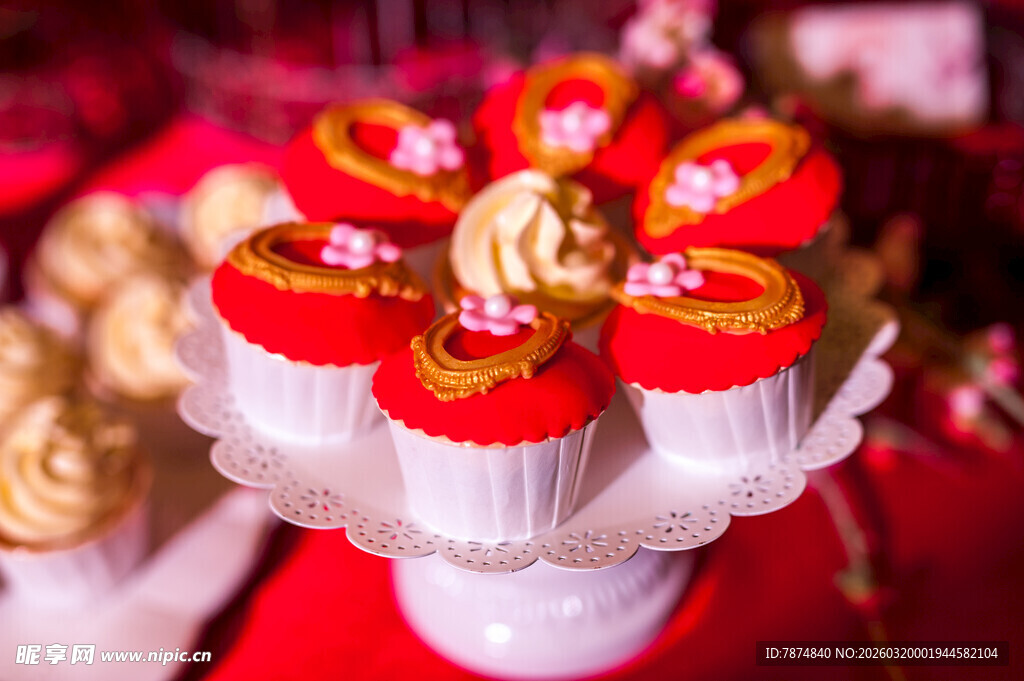 喜庆红色纸杯蛋糕