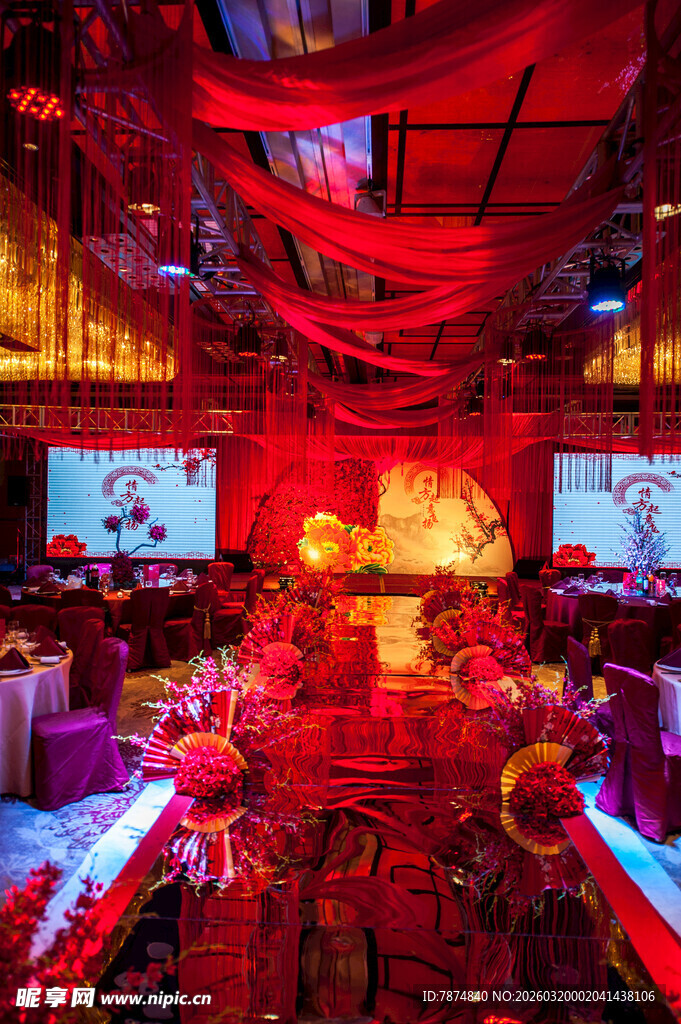 中式婚礼红色浪漫布置场景