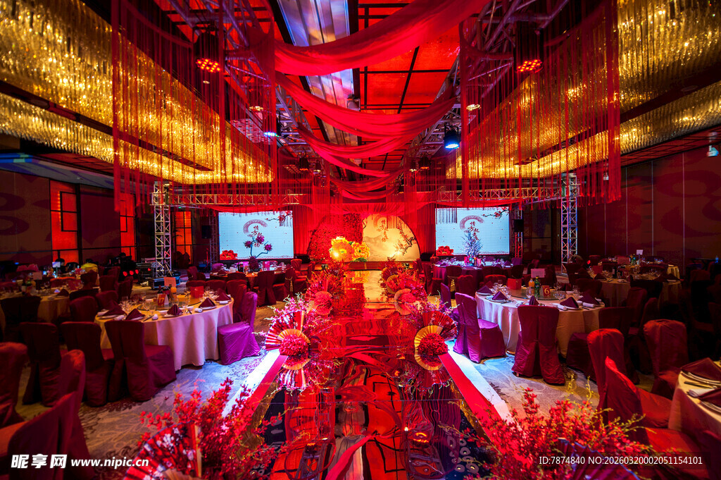 浪漫红色系婚礼宴会现场